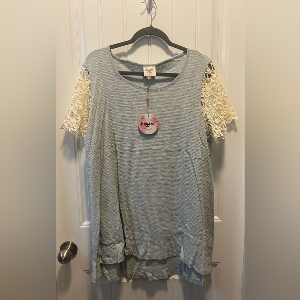 Hayden
Women’s top
NWT
Size XL